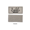 Kreativartikel.ch Kunstleder Label 4 x 2 cm Lächle glücklich steht dir 629 3447 000 Rückseite