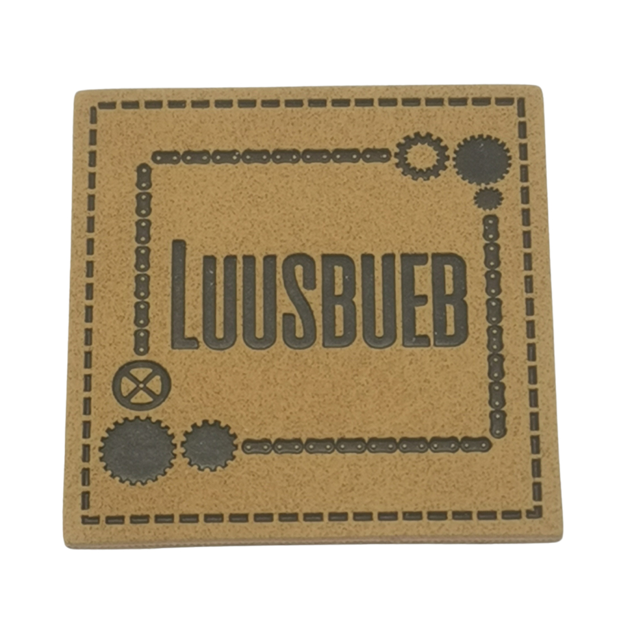 [629 3407 000] "Luusbueb" Kunstleder Label 4 x 4 cm