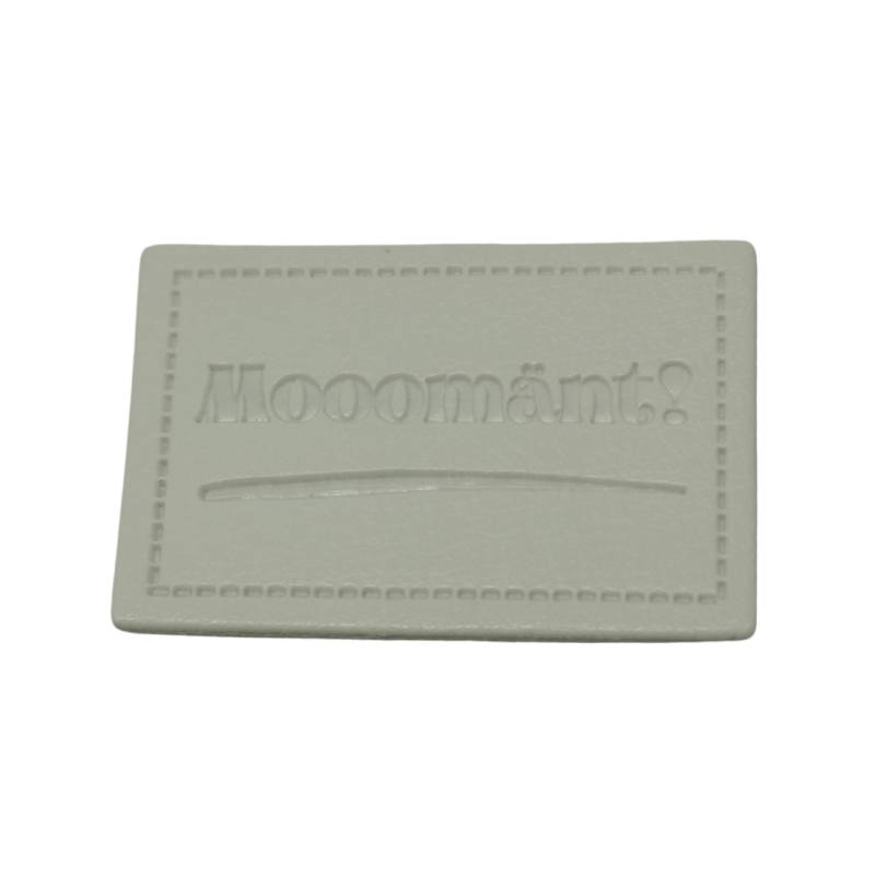 [629 3417 000] "Mooomänt" Kunstleder Label 2 x 3 cm