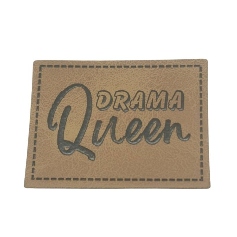 [629 3412 000] "Drama Queen" Kunstleder Label 4 x 3 cm